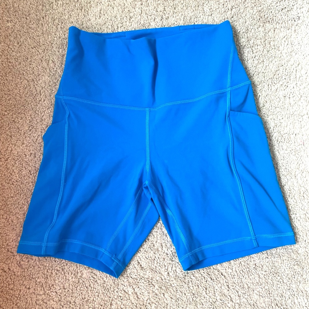 Lululemon Wunder train shorts w/ pockets Size 6 6”